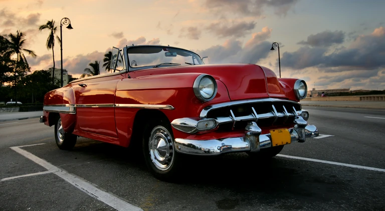 Czerwony zabytkowy samochód