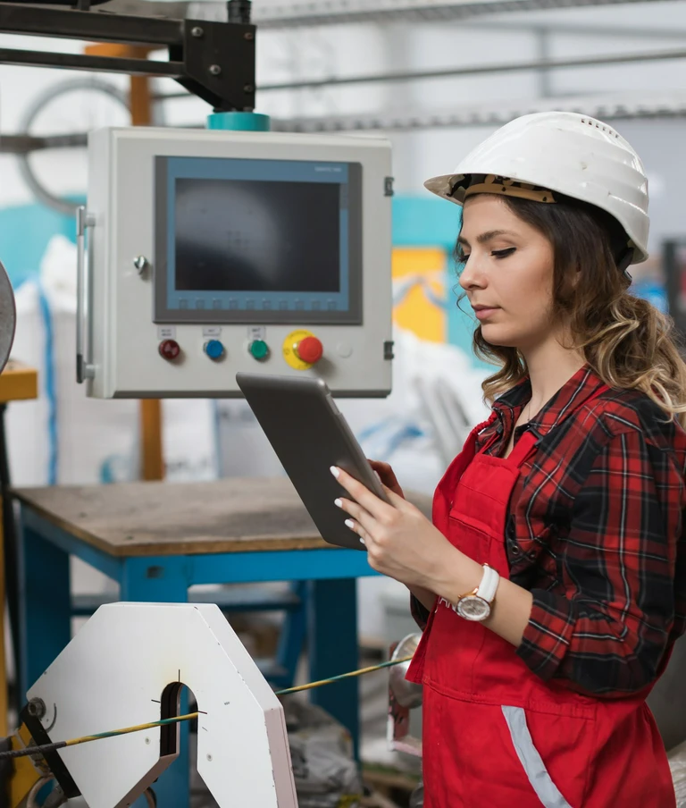Kobieta sprawdzająca maszynę techniczną